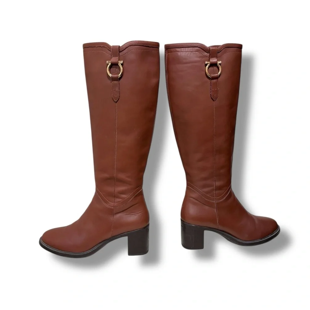 Salvatore Ferragamo Fersea Cognac Brown Leather Gold Logo Riding Boots Size 8 - Picture 1 of 13